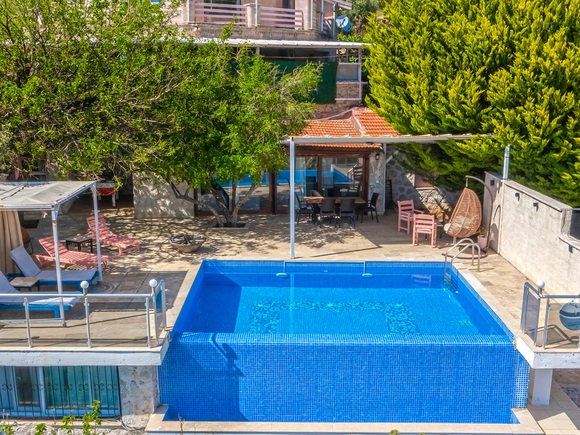  gece  -  Kasım
  | Kalkan Üzümlü'de Çocuk Havuzlu, Deniz Manzaralı 6 Kişilik Villa