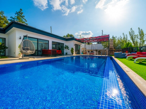  gece  -  Kasım
  | Kalkan Üzümlü’de Korunaklı Havuzlu ve Jakuzili Tatil Villası