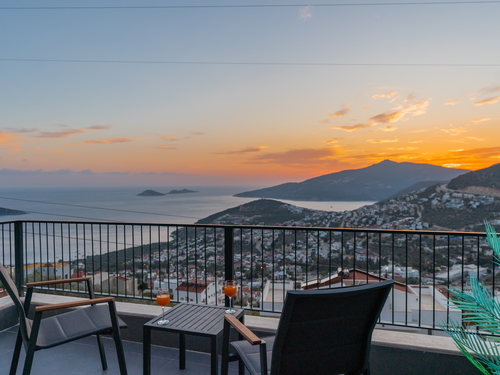 gece - Kasım
| Kalkan Kızıltaş’ta Jakuzili, Deniz Manzaralı Lüks Villa | Villa Badem 6 Kişilik Kiralık Tatil Evi
