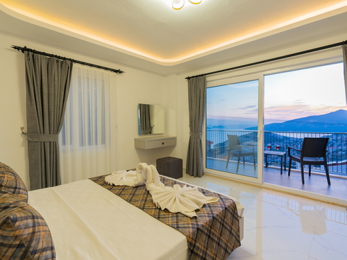 gece - Kasım
| Kalkan Kızıltaş’ta Jakuzili, Deniz Manzaralı Lüks Villa | Villa Badem 6 Kişilik Kiralık Tatil Evi