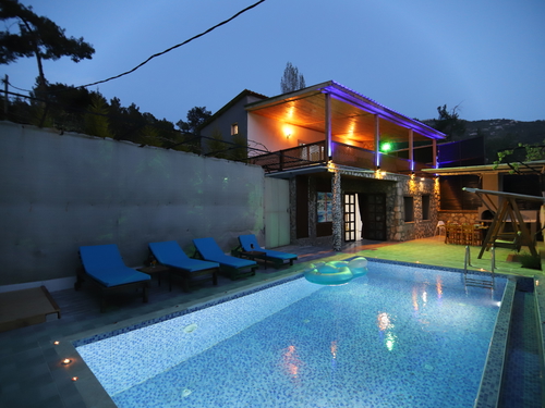 gece - Kasım
| Kalkan Ordu'da Romantik Tatil: Jakuzili ve Özel Havuzlu Villa