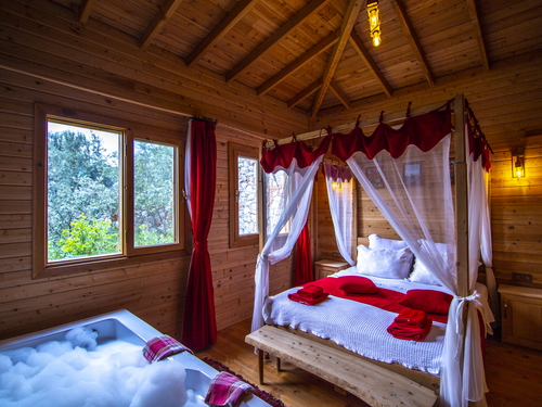 gece - Kasım
| Kalkan'da Jakuzili ve Doğa Manzaralı Balayı Villası: Romantik Kaçamak İçin İdeal