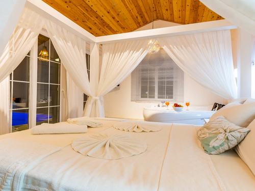 gece - Kasım
| Antalya Kalkan Bölgesinde Romantik Balayı Suiti