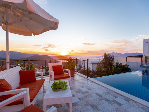 gece - Kasım
| Kalkan Üzümlü'de Jakuzili Doğa Manzaralı Muhafazakar Villa Tatili