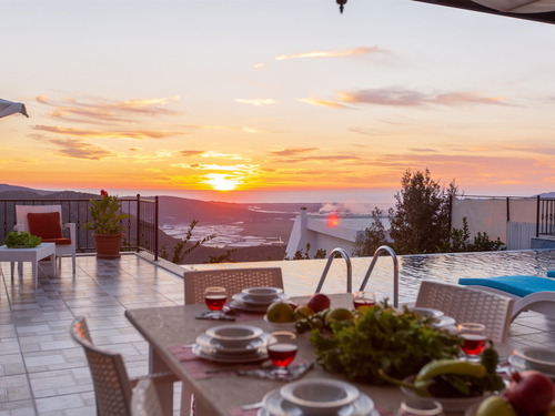 gece - Kasım
| Kalkan Üzümlü'de Jakuzili Doğa Manzaralı Muhafazakar Villa Tatili