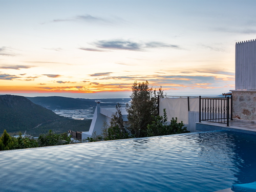 gece - Kasım
| Kalkan Üzümlü'de Jakuzili Doğa Manzaralı Muhafazakar Villa Tatili