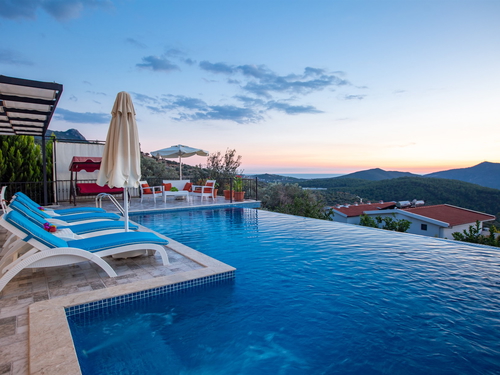 gece - Kasım
| Kalkan Üzümlü'de Jakuzili Doğa Manzaralı Muhafazakar Villa Tatili