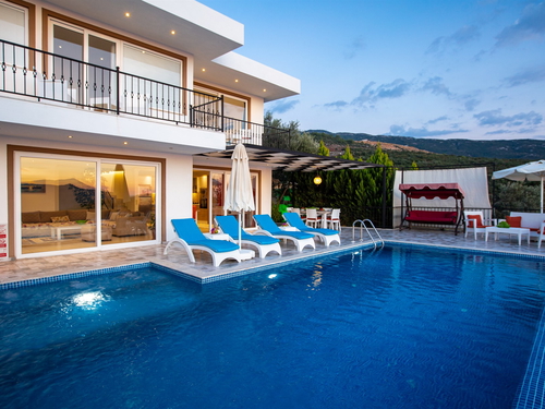 gece - Kasım
| Kalkan Üzümlü'de Jakuzili Doğa Manzaralı Muhafazakar Villa Tatili