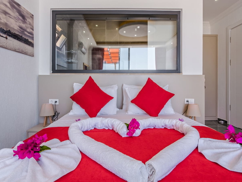 gece - Kasım
| Antalya Kalkan Bölgesinde Deniz Manzaralı Muhafazakar Tatil Deneyimi