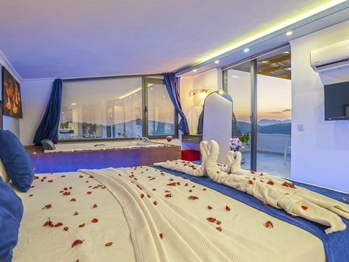 gece - Kasım
| Kalkan Kördere'de Muhafazakar Villa Keyfi | Jakuzili ve Kademeli Havuzlu