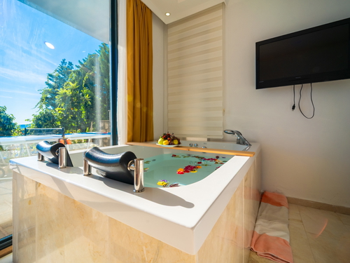 gece - Kasım
| Kalkan Kördere'de Lüks Sonsuzluk Havuzlu Villa: Spa ve Eğlence Dolu Tatil