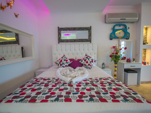  gece  -  Kasım
  | Kalkan İslamlar'da Jakuzili Balayı Villası: Özel Havuz ve Romantik Kaçamak