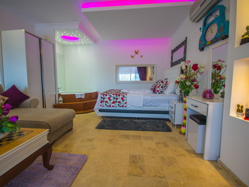 gece - Kasım
| Kalkan İslamlar'da Jakuzili Balayı Villası: Özel Havuz ve Romantik Kaçamak
