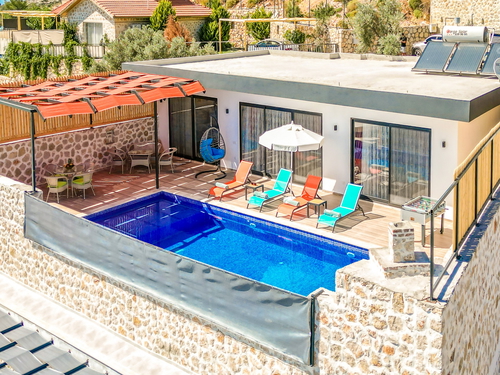  gece  -  Kasım
  | Kalkan İslamlar’da Jakuzili ve Korunaklı Havuzlu Tatil Villası