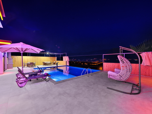  gece  -  Kasım
  | Kalkan Sarıbelen’de Korunaklı Havuzlu Aile Villası