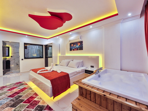 gece - Kasım
| Kalkan Sarıbelen’de Korunaklı Havuzlu Aile Villası