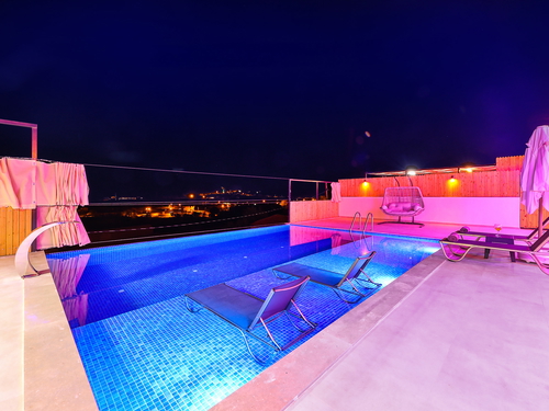  gece  -  Kasım
  | Kalkan Sarıbelen’de Korunaklı Havuzlu Aile Villası