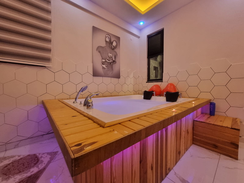  gece  -  Kasım
  | Fethiye Karaçulha’da Jakuzili, Şehir Manzaralı Özel Havuzlu Kiralık Villa