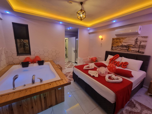 gece - Kasım
| Fethiye Karaçulha’da Jakuzili, Şehir Manzaralı Özel Havuzlu Kiralık Villa