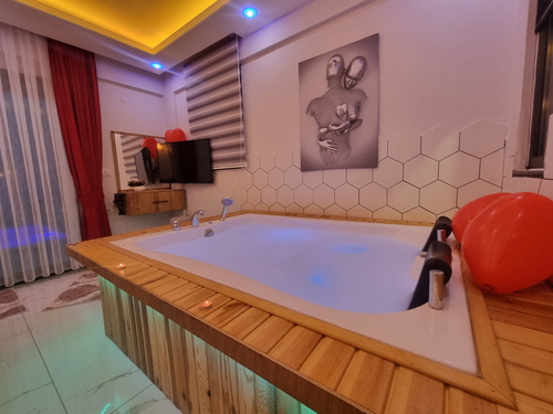  gece  -  Kasım
  | Fethiye Karaçulha’da Jakuzili, Şehir Manzaralı Özel Havuzlu Kiralık Villa