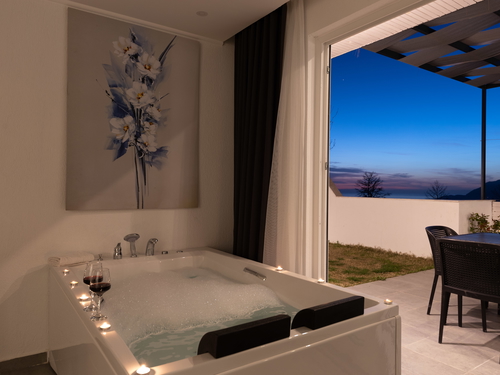  gece  -  Kasım
  | Kalkan İslamlar’da Jakuzili Balayı Villası – Doğa İçinde Romantik Kaçamak