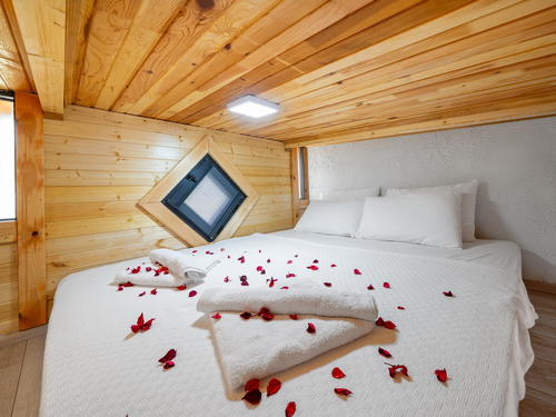  gece  -  Kasım
  | Kaş Ahatlı’da Özel Havuzlu 2 Kişilik Tiny House Tatili