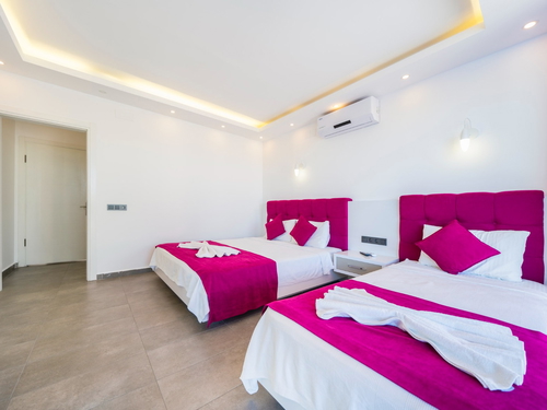 gece - Kasım
| Kalkan Üzümlü’de Korunaklı Havuzlu ve Jakuzili Tatil Villası