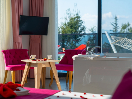  gece  -  Kasım
  | Kalkan Üzümlü’de Korunaklı Havuzlu ve Jakuzili Tatil Villası