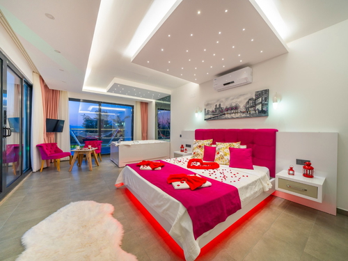 gece  -  Kasım
  | Kalkan Üzümlü’de Korunaklı Havuzlu ve Jakuzili Tatil Villası