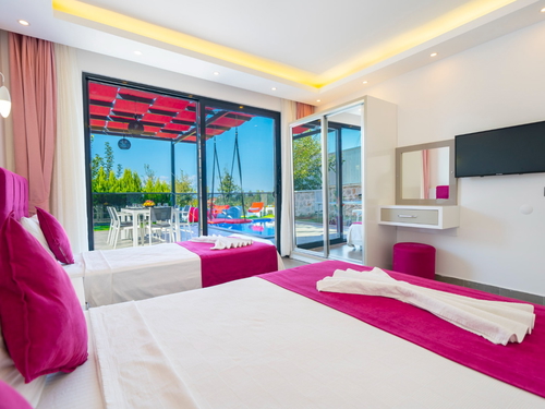 gece - Kasım
| Kalkan Üzümlü’de Korunaklı Havuzlu ve Jakuzili Tatil Villası