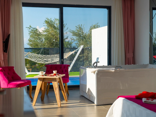 gece - Kasım
| Kalkan Üzümlü’de Korunaklı Havuzlu ve Jakuzili Tatil Villası