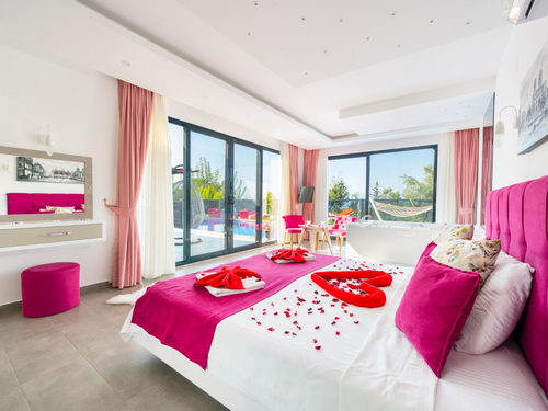 gece - Kasım
| Kalkan Üzümlü’de Korunaklı Havuzlu ve Jakuzili Tatil Villası