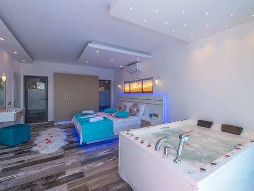 gece - Kasım
| Kalkan Üzümlü’de Doğa Manzaralı, Korunaklı ve Jakuzili Tatil Villası