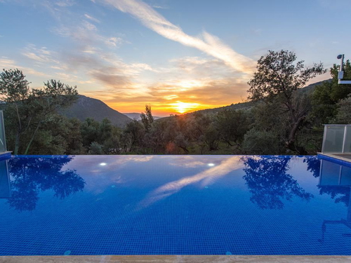  gece  -  Kasım
  | Kalkan Üzümlü’de Doğa Manzaralı, Korunaklı ve Jakuzili Tatil Villası