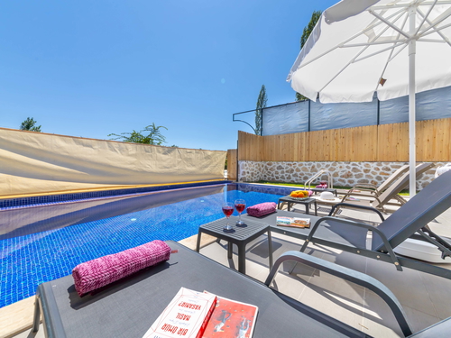 gece - Kasım
| İslamlar Köyü’nde Jakuzili ve Korunaklı Havuzlu Kiralık Villa