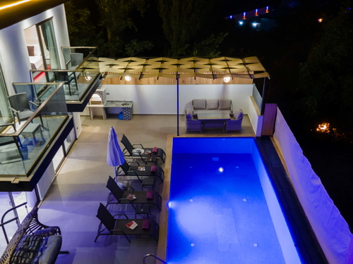  gece  -  Kasım
  | İslamlar Köyü’nde Jakuzili ve Korunaklı Havuzlu Kiralık Villa
