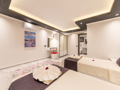 gece - Kasım
| İslamlar Köyü’nde Jakuzili ve Korunaklı Havuzlu Kiralık Villa