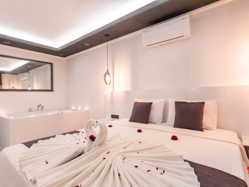 gece - Kasım
| İslamlar Köyü’nde Jakuzili ve Korunaklı Havuzlu Kiralık Villa