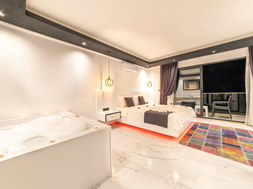  gece  -  Kasım
  | İslamlar Köyü’nde Jakuzili ve Korunaklı Havuzlu Kiralık Villa