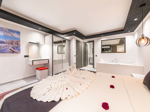  gece  -  Kasım
  | İslamlar Köyü’nde Jakuzili ve Korunaklı Havuzlu Kiralık Villa