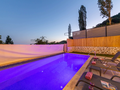  gece  -  Kasım
  | İslamlar Köyü’nde Jakuzili ve Korunaklı Havuzlu Kiralık Villa