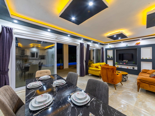gece - Kasım
| Sarıbelen’de Jakuzili ve Geniş Bahçeli Doğa İçinde Tatil Villası