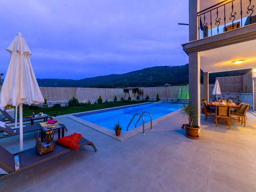  gece  -  Kasım
  | Sarıbelen’de Jakuzili ve Geniş Bahçeli Doğa İçinde Tatil Villası