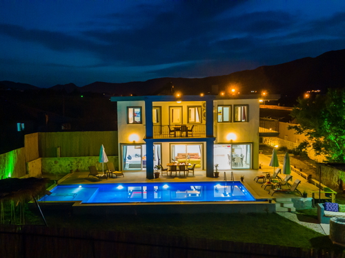 gece - Kasım
| Sarıbelen’de Jakuzili ve Geniş Bahçeli Doğa İçinde Tatil Villası