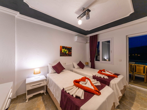 gece - Kasım
| Sarıbelen’de Jakuzili ve Geniş Bahçeli Doğa İçinde Tatil Villası