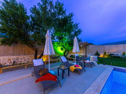 gece - Kasım
| Sarıbelen’de Jakuzili ve Geniş Bahçeli Doğa İçinde Tatil Villası