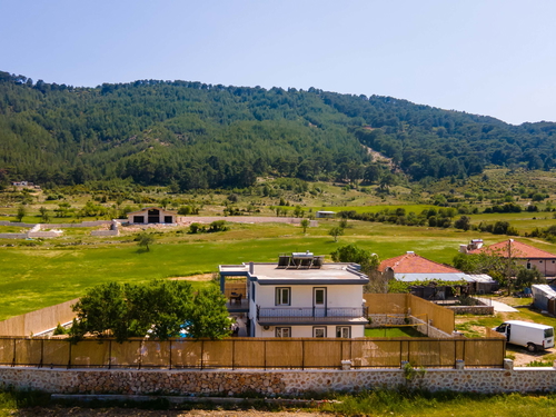 gece - Kasım
| Sarıbelen’de Jakuzili ve Geniş Bahçeli Doğa İçinde Tatil Villası
