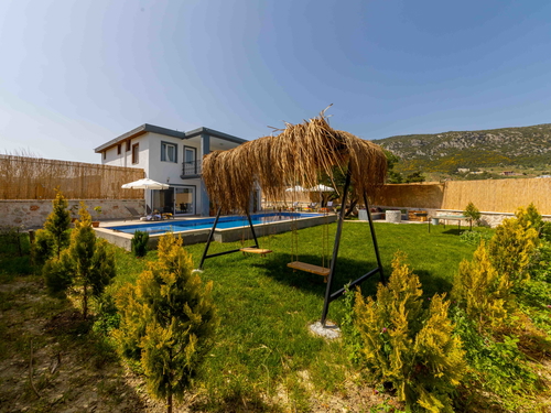  gece  -  Kasım
  | Sarıbelen’de Jakuzili ve Geniş Bahçeli Doğa İçinde Tatil Villası