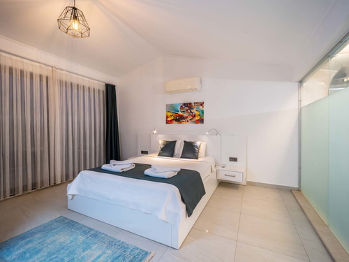 gece - Kasım
| Kalkan Kördere’de Kapalı Isıtma Havuzlu ve Deniz Manzaralı Villa