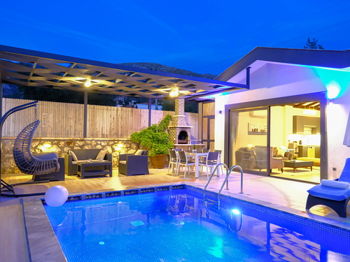 gece - Kasım
| Kalkan Üzümlü’de Hamam Sauna Jakuzili Korunaklı Villa